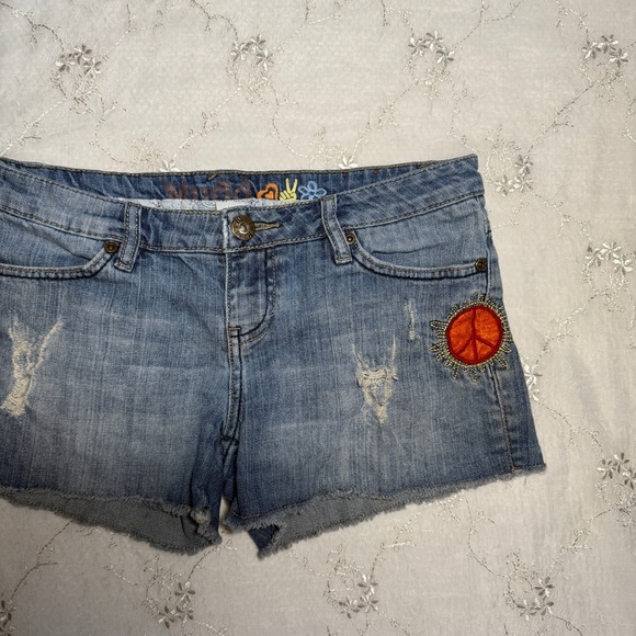 Vintage Y2K Mudd Patchwork Peace Sign Shorts Size 7 - Picture 4 of 5